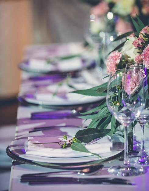 Banket evenemententafel met bestek en bloemen