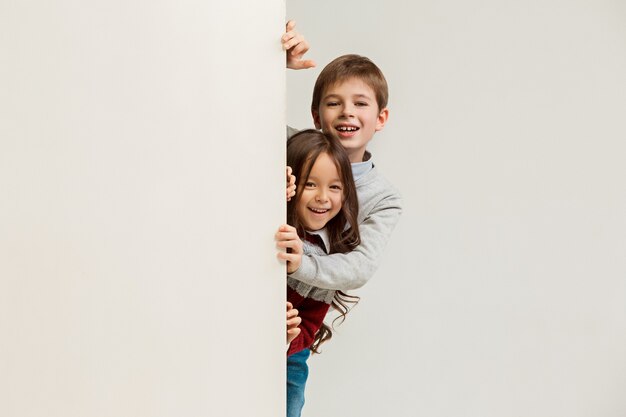 Banner met verraste kinderen die aan de rand gluren