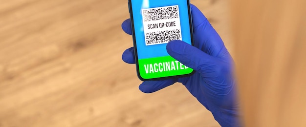 Bannerdokter met resultaat van covid-19-test in digitale mobiele telefoon-app van gezondheidspaspoort, certificaat van vaccinatieconceptfoto