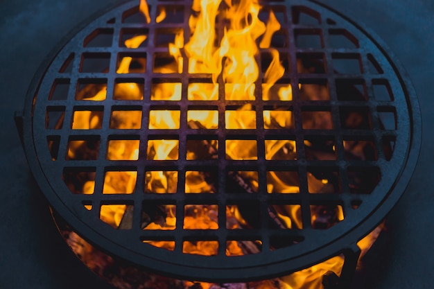 Barbecue, close - up. professioneel koken van voedsel op een open vuur op een gietijzeren rooster.