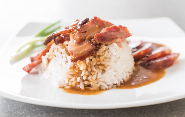 Barbecue rood varkensvlees in saus met rijst