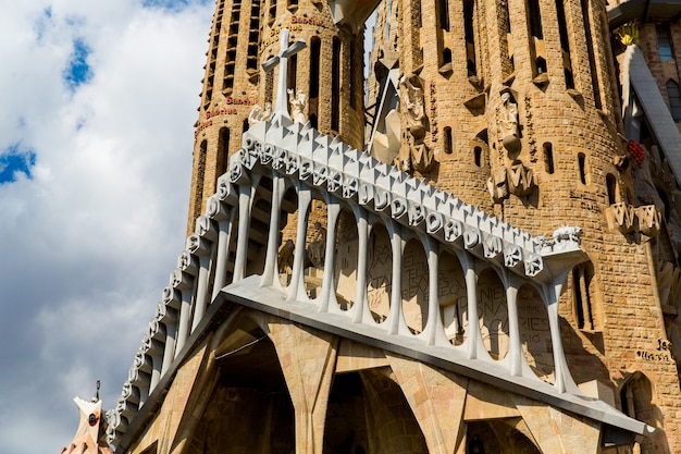 Barcelona, spanje, 20 september 2019. de sagrada familia, is een enorme rooms-katholieke basiliek in barcelona, spanje, ontworpen door antoni gaudi en staat op de werelderfgoedlijst van unesco.