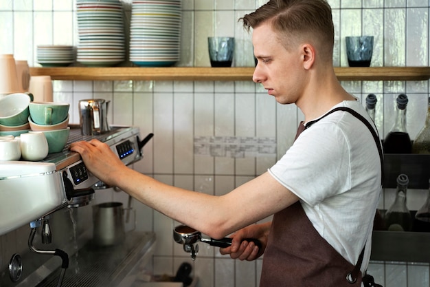 Gratis foto barista bereidt drank