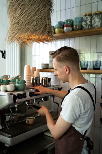 Gratis foto barista bereidt drank