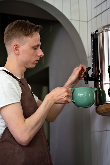 Gratis foto barista bereidt drank