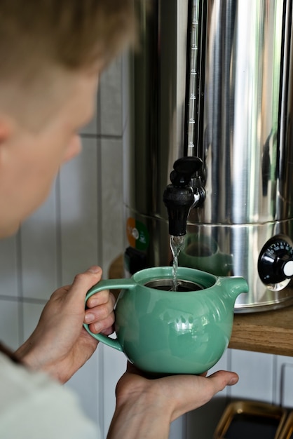 Gratis foto barista bereidt drank