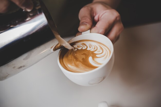 Barista die cappuccino maakt.