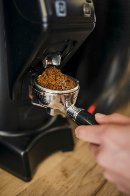 Barista die koffie maakt bij koffiemachine