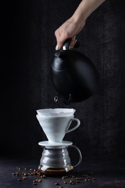 Barista giet koffie met chemex