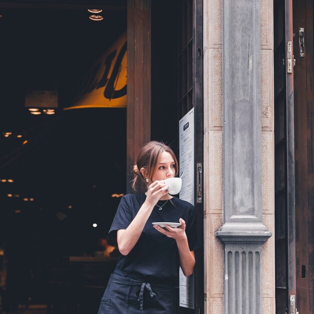 Barista met drankje wegkijken