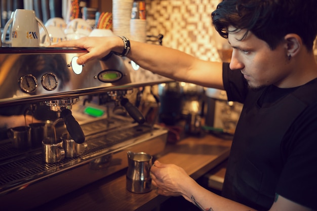 Gratis foto barista op het werk in een koffieshop