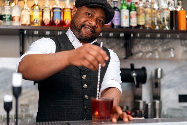 Barman bereidt drankje aan de bar