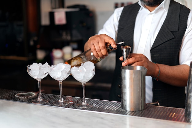 Gratis foto barman bereidt drankje aan de bar