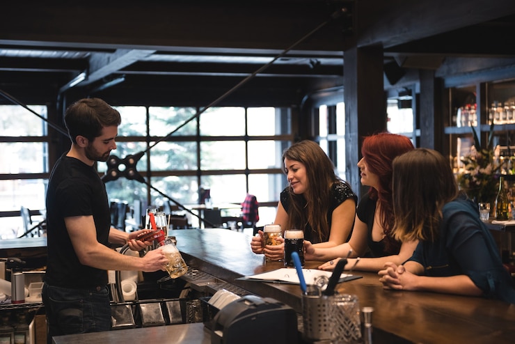 Gratis Foto barman bier serveren aan toog