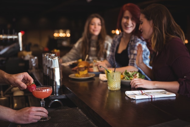 Barman cocktail houden bij toog