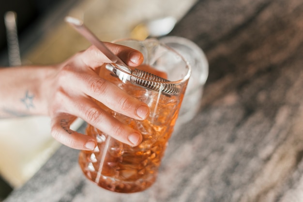 Barman die een verfrissende cocktail voorbereidt