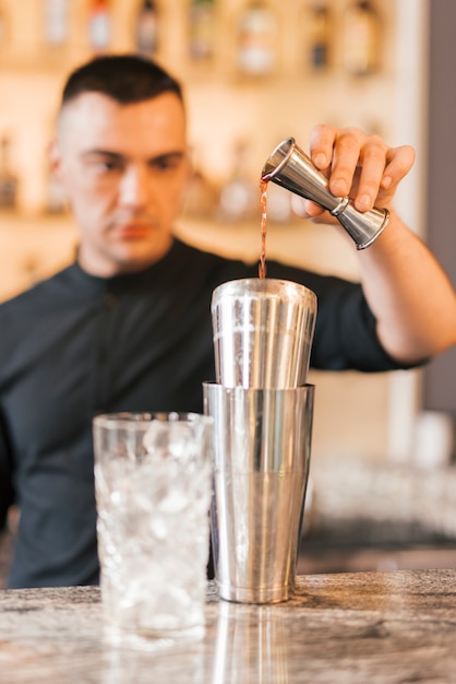 Gratis foto barman die een verfrissende cocktail voorbereidt