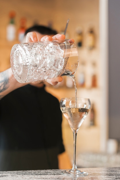 Gratis foto barman die een verfrissende cocktail voorbereidt