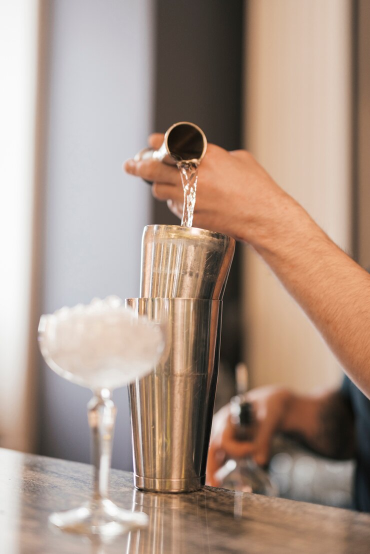Gratis Foto barman die een verfrissende cocktail voorbereidt