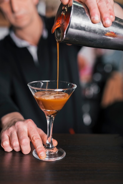 Barman die een verfrissende cocktail voorbereidt