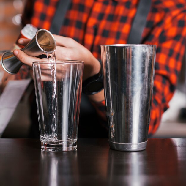 Barman die een verfrissende cocktail voorbereidt
