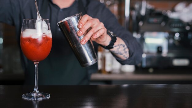 Barman die een verfrissende cocktail voorbereidt