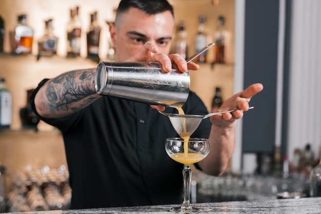 Gratis foto barman die een verfrissende cocktail voorbereidt
