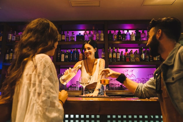 Gratis foto barman drinken voor koppel