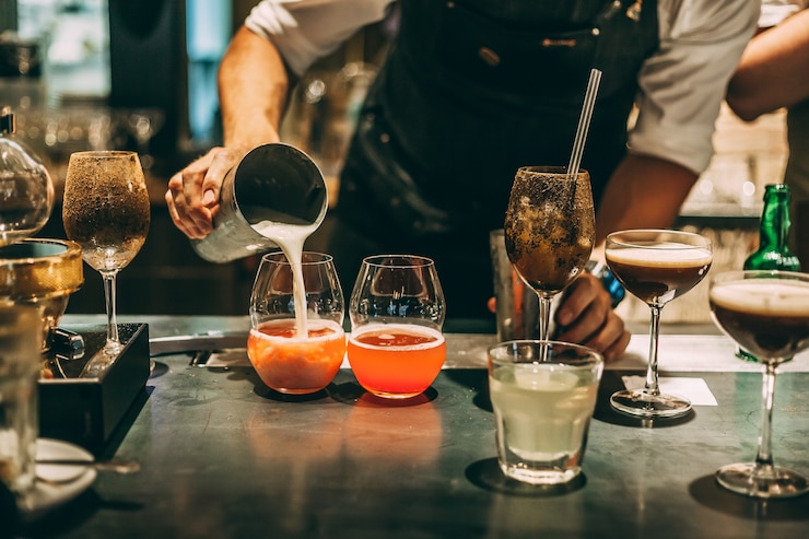 Gratis Foto barman maakt een alcoholische cocktail, een zomerse cocktail in de bar