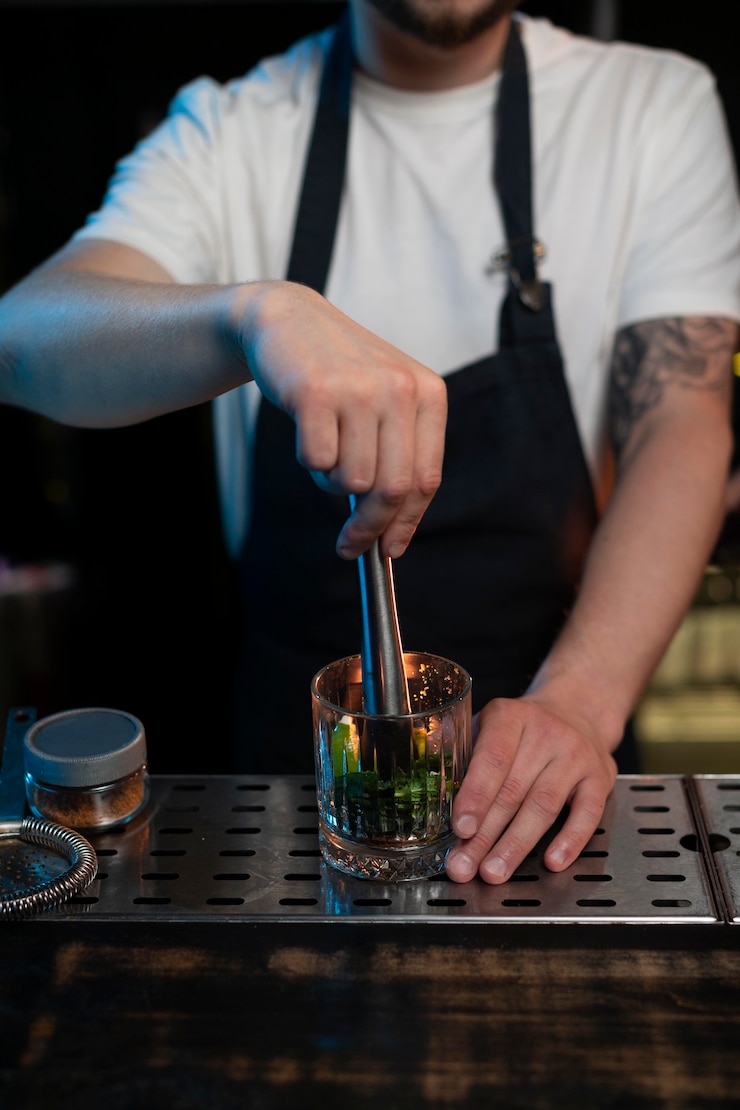 Gratis Foto barman maakt een heerlijke cocktail