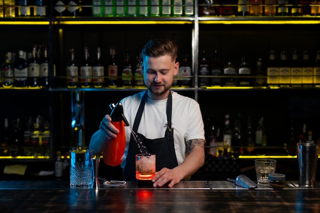 Gratis foto barman maakt een heerlijke cocktail