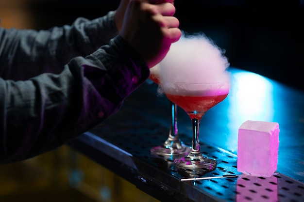 Gratis foto barman maakt een verfrissende cocktail