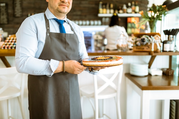 Barman met cake