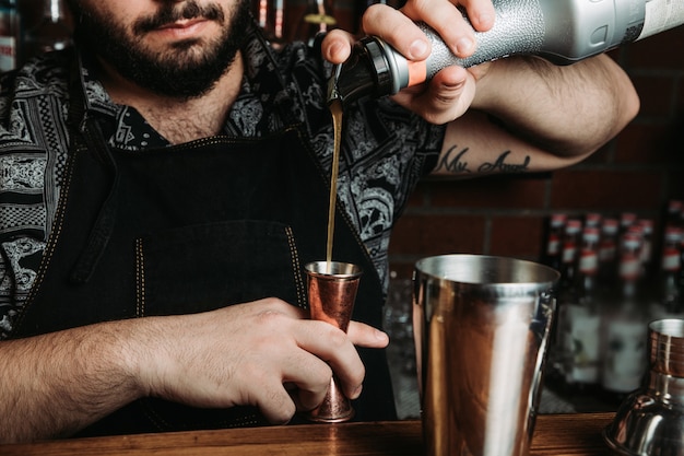 Gratis foto barman met een cocktail