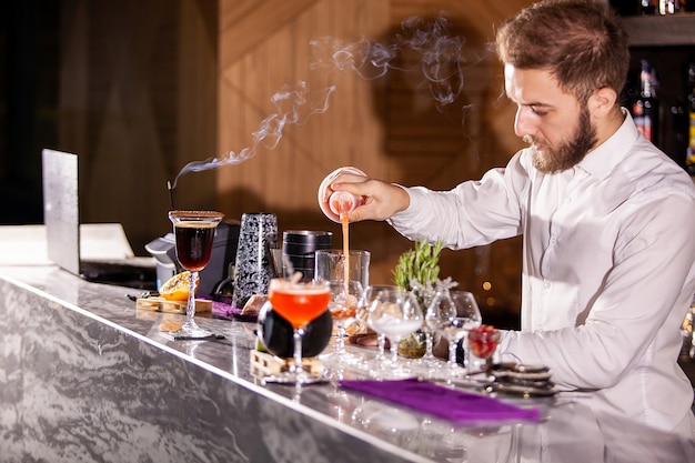 Barman schenkt cocktail incredients. Lounge sfeer