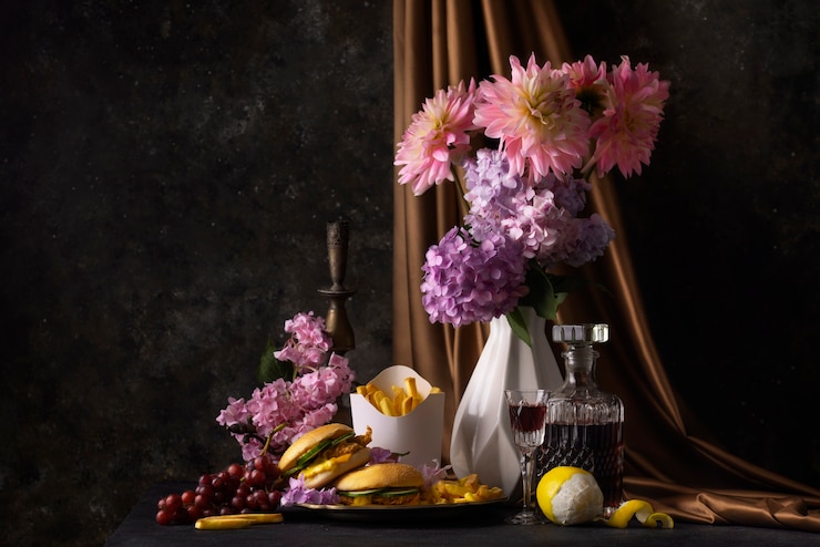 Gratis Foto barokke stijl met bloemen en fastfood