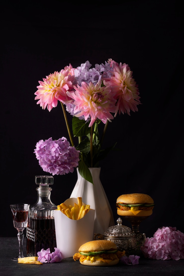 Gratis Foto barokke stijl met fastfood en roze bloemen