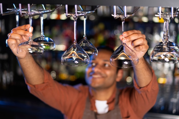 Gratis foto bartender die in een club werkt.