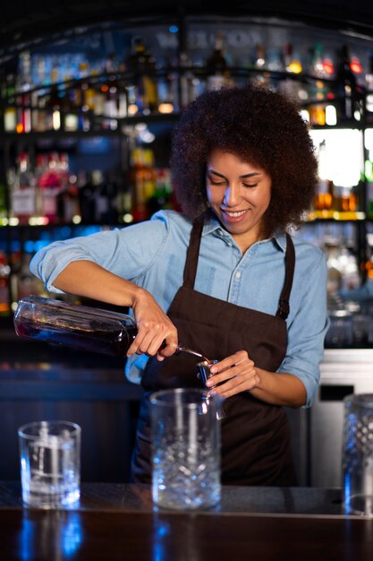 Bartender die in een club werkt.