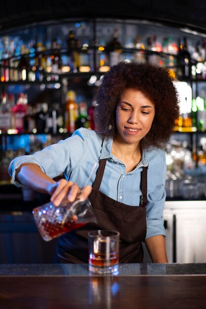 Bartender die in een club werkt.