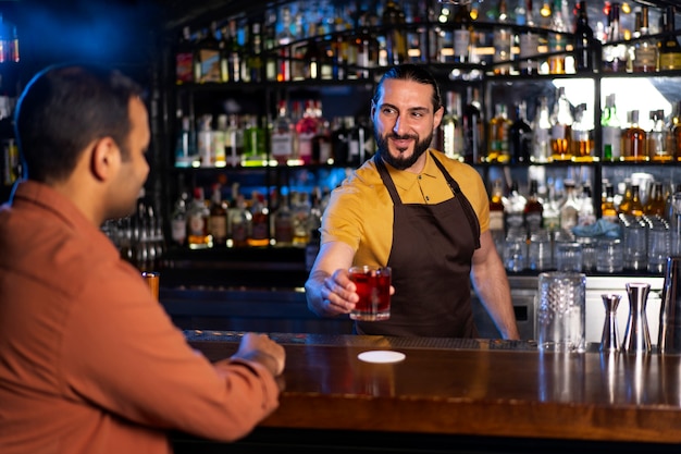 Gratis foto bartender die in een club werkt.