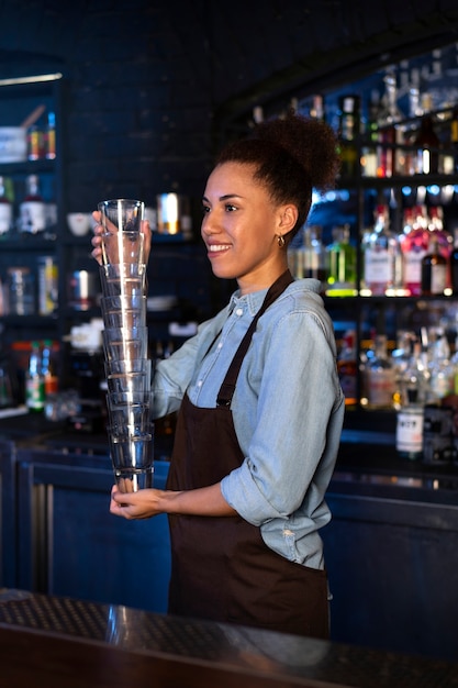 Gratis foto bartender die in een club werkt.