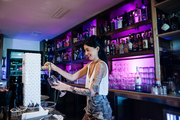 Gratis foto bartender met tattoo