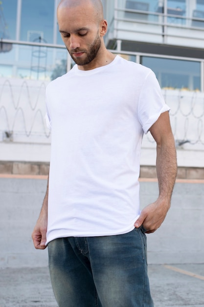 Basic wit t-shirt herenmode kleding outdoor shoot