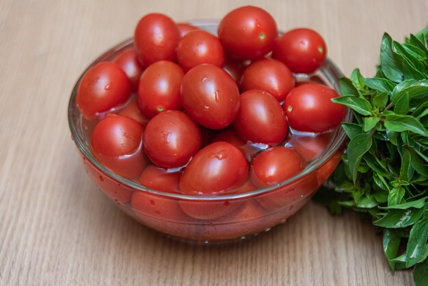 Basilicum en tomaat op tafel
