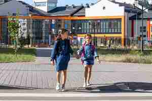 Gratis foto basisschoolleerlingen gaan na schooltijd naar huis, de eerste schooldag, terug naar school.