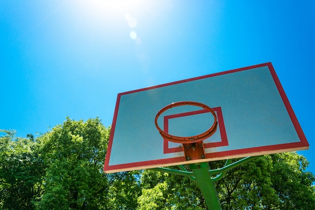 Basketbal hoepel en backboard met blauwe hemel