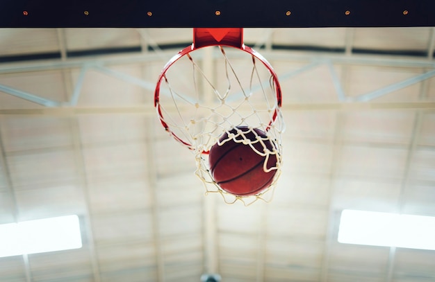 Basketbal in hoepelnet