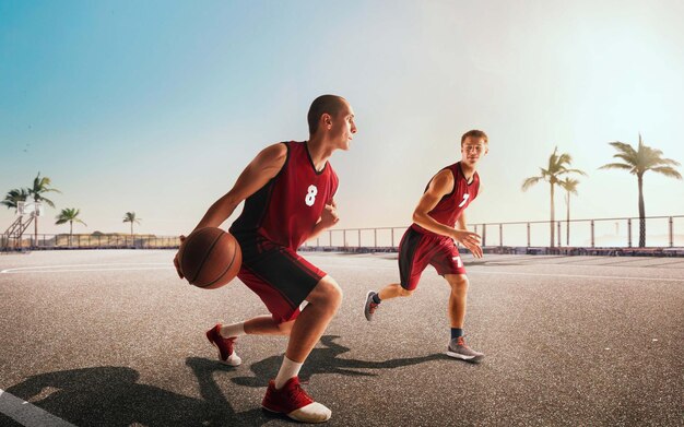 Basketbalspeler in actie bij zonsondergang