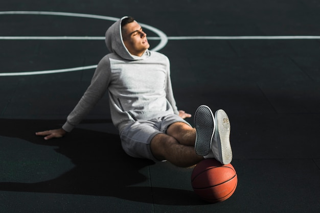 Basketbalspeler ontspannen op de baan